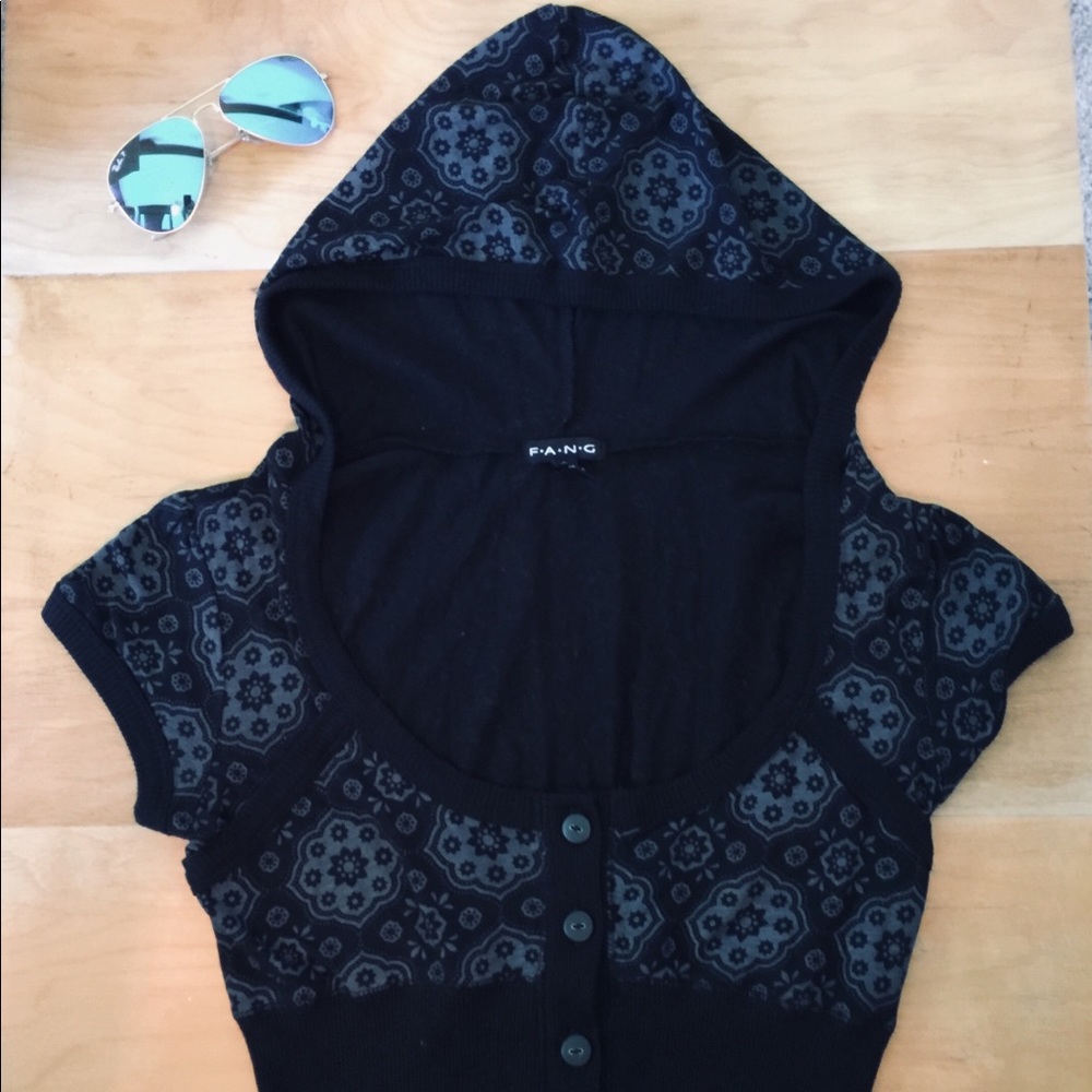 Black crop top with gray design.